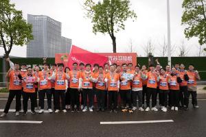 青春接力，向“光”奔跑，華工科技跑團(tuán)燃情2024光谷馬拉松